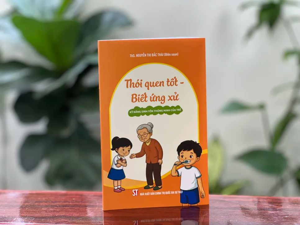Nhiều cuốn sách hướng tới trang bị kỹ năng sống cho thiếu nhi. Ảnh: NGUYỄN CHẮT Nhiều cuốn sách hướng tới trang bị kỹ năng sống cho thiếu nhi. Ảnh: NGUYỄN CHẮT