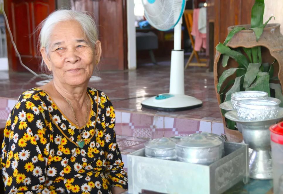 Nghệ nhân Đàng Thị Mỹ Trâm đã có hơn 40 năm gắn bó với nghề chạm bạc. Ảnh: TIẾN THẮNG