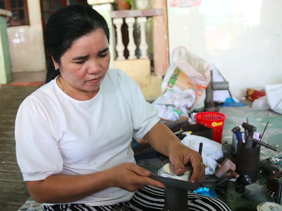 Tiếp theo là mài giũa sản phẩm. Ảnh: TIẾN THẮNG