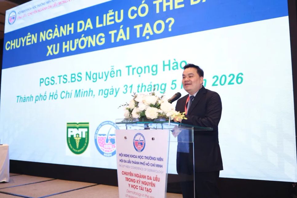PGS-TS-BS Nguyễn Trọng Hào, Chủ tịch Hội Da liễu TPHCM phát biểu tại hội nghị PGS-TS-BS Nguyễn Trọng Hào, Chủ tịch Hội Da liễu TPHCM phát biểu tại hội nghị