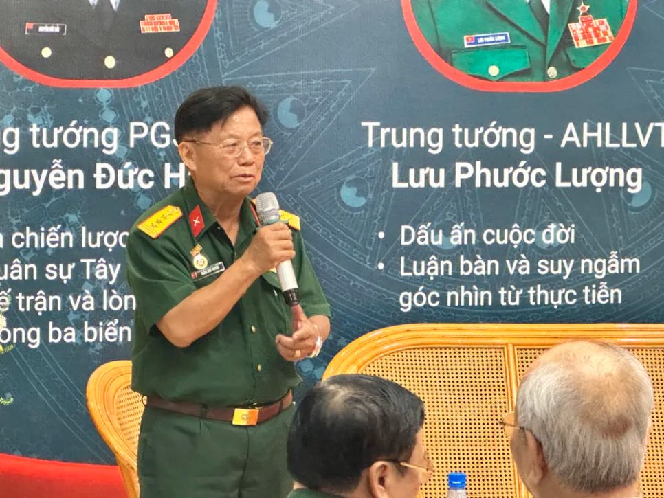 Đại tá, nhà văn Trần Thế Tuyển gửi lời cảm ơn đến những bạn đọc tham dự chương trình. Ảnh: HỒ SƠN
