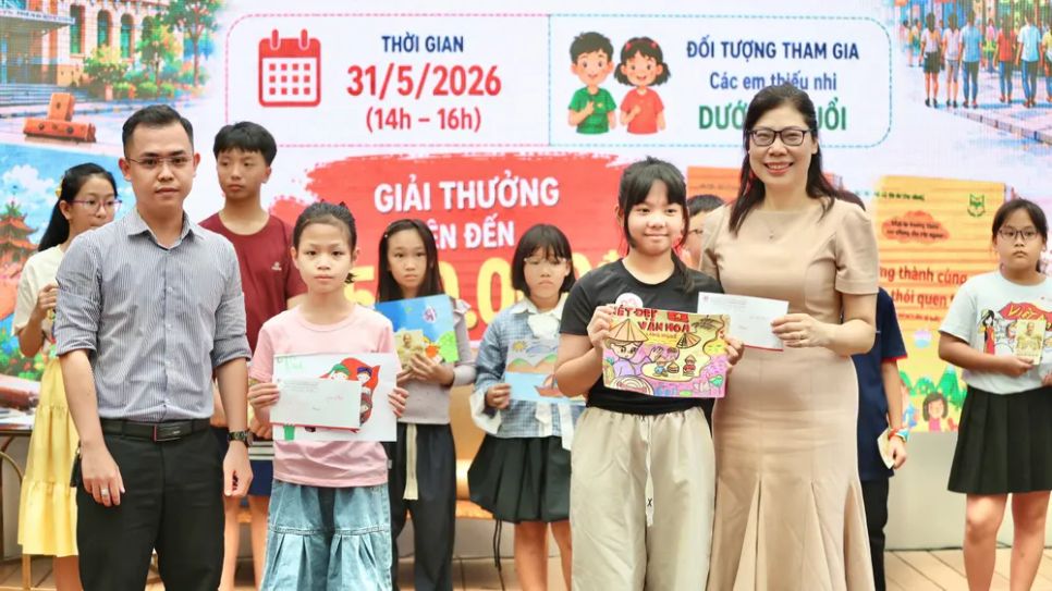 Đại diện Ban tổ chức trao giải Nhất cho em Võ Hoàng Anh Thư (trái) và giải Đặc biệt cho em Trần Nguyễn An Nhiên. Ảnh: BTC