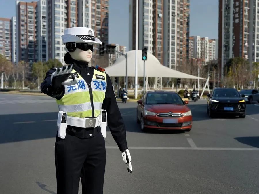 Robot cảnh sát trên một con đường ở thành phố Vũ Hồ, tỉnh An Huy, miền Đông Trung Quốc (ẢNH: THX)