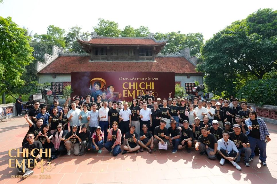 <i>Đoàn phim Chị chị em em 3 tại lễ cúng khai máy. Ảnh: ĐPCC</i>