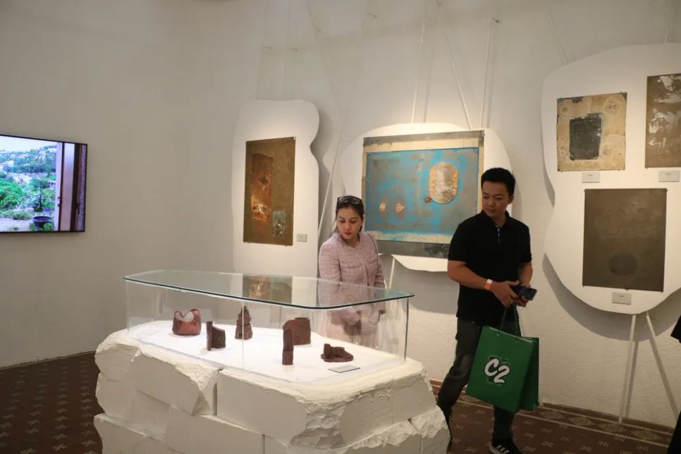 Khán giả tham quan bảo tàng trước khi xem show âm nhạc