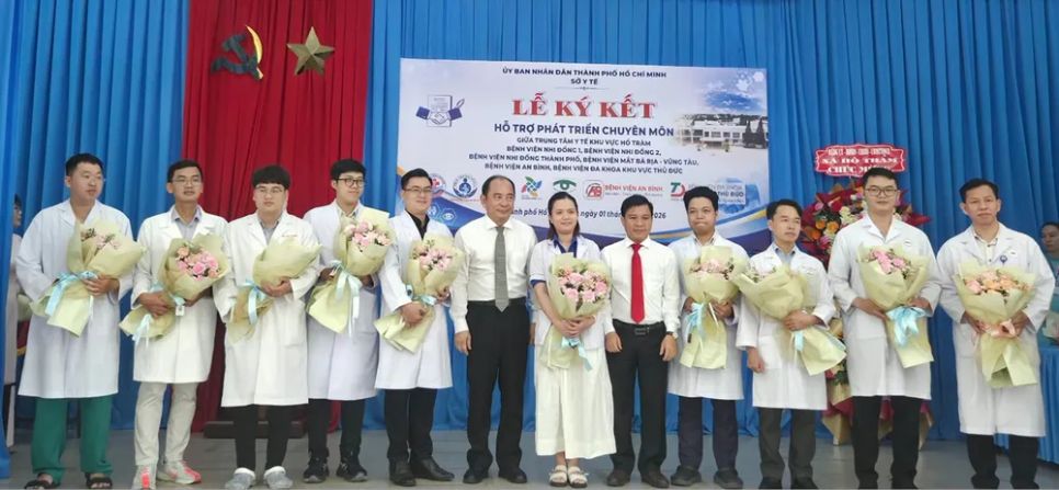 Các bác sĩ, điều dưỡng từ những bệnh viện đầu ngành của thành phố nhận nhiệm vụ luân phiên tại Trung tâm y tế khu vực Hồ Tràm