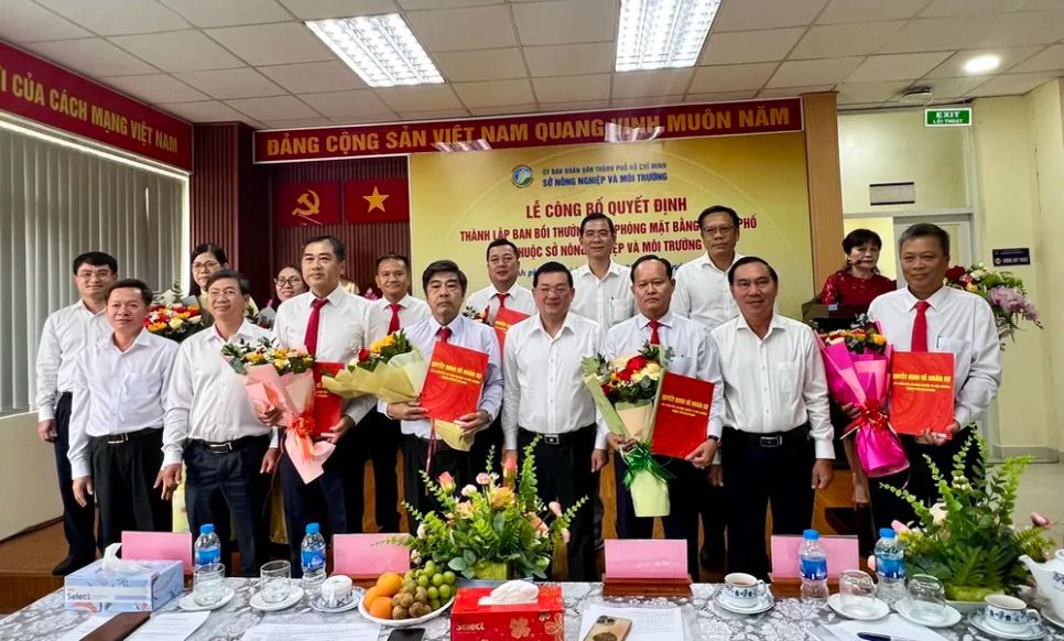 Ban giám đốc Sở NN-MT chúc mừng lãnh đạo Ban Bồi thường, giải phóng mặt bằng TPHCM