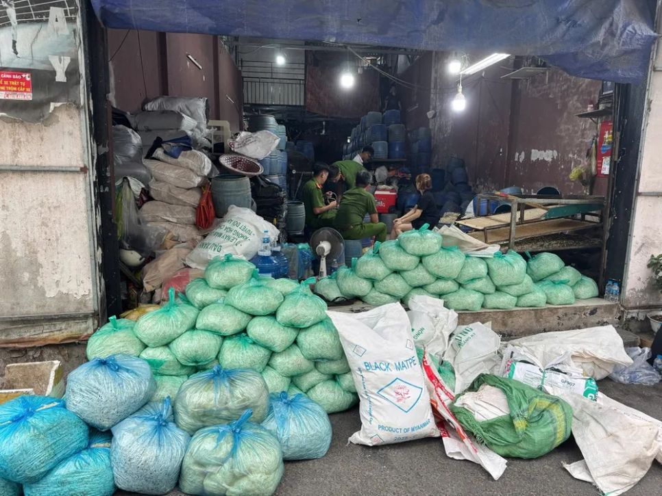 Lực lượng chức năng kiểm tra một cơ sở sản xuất giá đỗ sử dụng hóa chất cấm 6-Benzylaminopurine