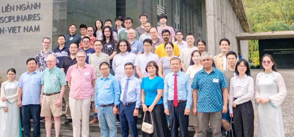 Các đại biểu, nhà khoa học, nghiên cứu sinh giao lưu tại sự kiện