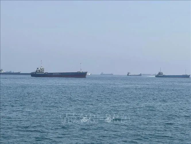 Tàu thương mại chờ đi qua eo biển Hormuz, gần thị trấn Khasab ở miền Bắc Oman, ngày 29/5/2026. Ảnh: THX/TTXVN Tàu thương mại chờ đi qua eo biển Hormuz, gần thị trấn Khasab ở miền Bắc Oman, ngày 29/5/2026. Ảnh: THX/TTXVN