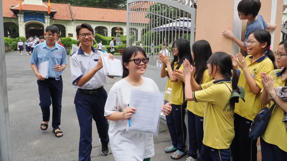 Thí sinh vui mừng sau giờ thi tại điểm thi Trường chuyên Lê Hồng Phong, TPHCM. ẢNH: HOÀNG HÙNG
