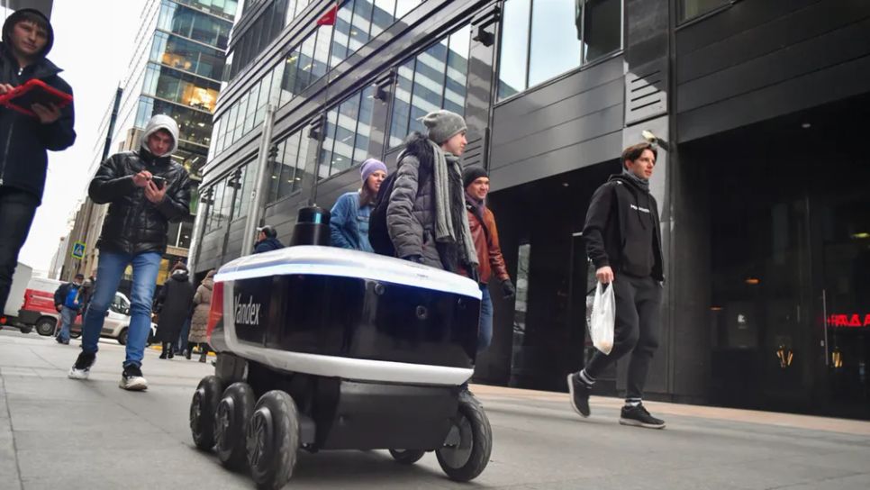 Robot giao hàng Yandex Rover của Nga trên đường phố Moscow. ẢNH: MOSCOW TIMES Robot giao hàng Yandex Rover của Nga trên đường phố Moscow. ẢNH: MOSCOW TIMES
