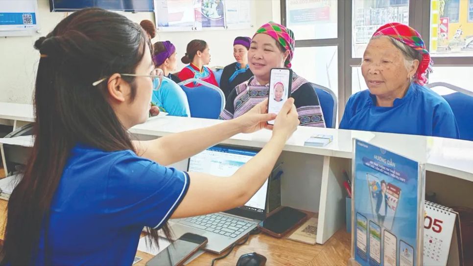 Thực hiện thủ tục xác thực thông tin thuê bao ở điểm giao dịch VinaPhone/VNPT xã Bắc Hà, tỉnh Lào Cai. ẢNH: TRẦN BÌNH