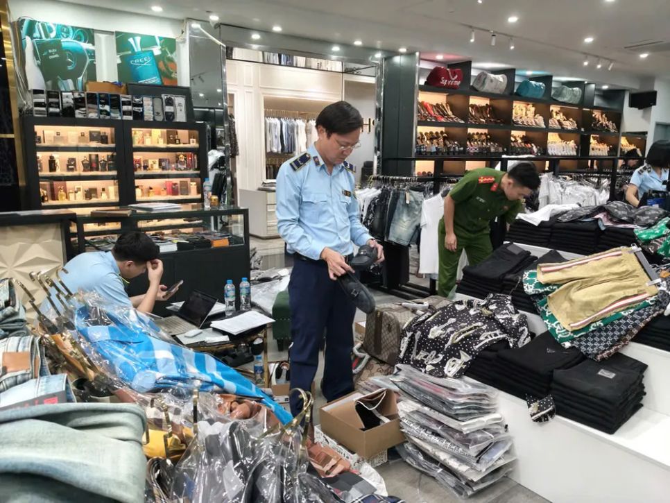 Hàng hóa vi phạm sở hữu trí tuệ tập trung chủ yếu ở các nhóm hàng có nhu cầu tiêu dùng lớn như thời trang, phụ kiện, mỹ phẩm, điện tử tiêu dùng. Ảnh: DMS