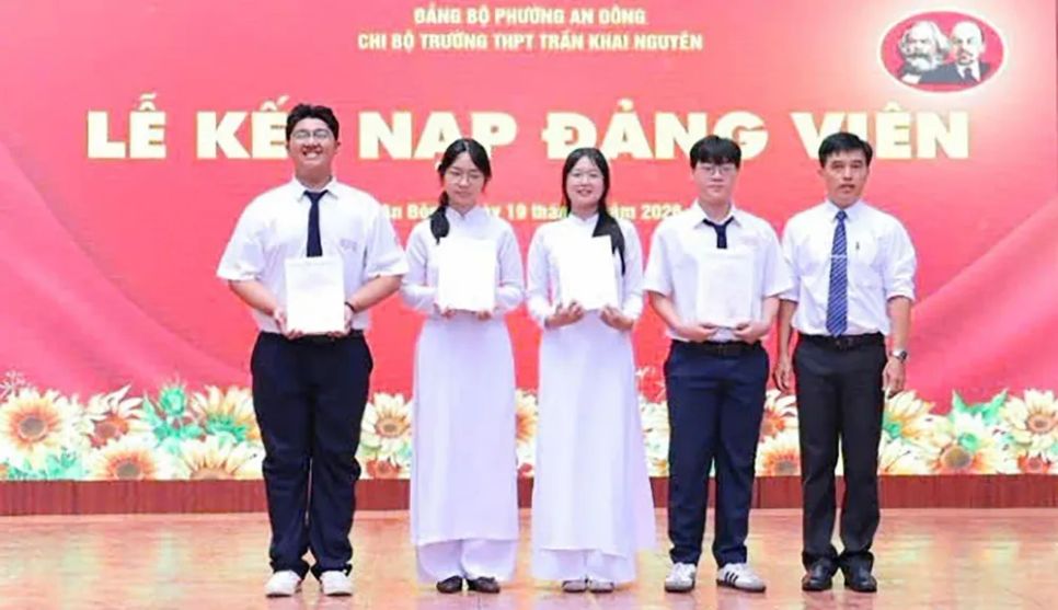 Chi bộ Trường THPT Trần Khai Nguyên (thuộc Đảng bộ phường An Đông) tổ chức kết nạp Đảng đối với 4 học sinh, dịp 19-5-2026. Ảnh: THÁI PHƯƠNG