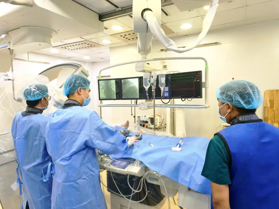 Ê-kíp can thiệp tim mạch của Bệnh viện Đa khoa Thủ Đức đang thực hiện tái thông mạch máu. Ê-kíp can thiệp tim mạch của Bệnh viện Đa khoa Thủ Đức đang thực hiện tái thông mạch máu.