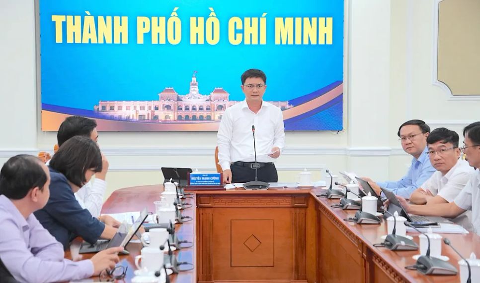 Phó Chủ tịch UBND TPHCM Nguyễn Mạnh Cường báo cáo tại hội nghị. ẢNH QUANG HUY