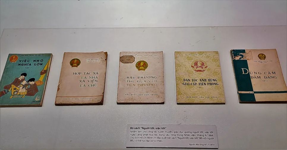 Bộ sách Người tốt việc tốt trưng bày tại triển lãm. Ảnh THU HÀ
