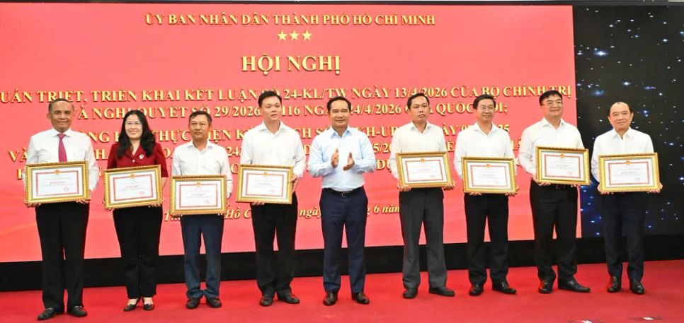Chủ tịch UBND TPHCM Nguyễn Văn Được trao Bằng khen cho các tập thể. Ảnh: VIỆT DŨNG