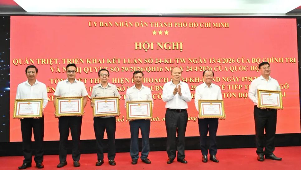 Phó Chủ tịch UBND TPHCM Trần Văn Bảy trao Bằng khen cho các cá nhân. Ảnh: VIỆT DŨNG
