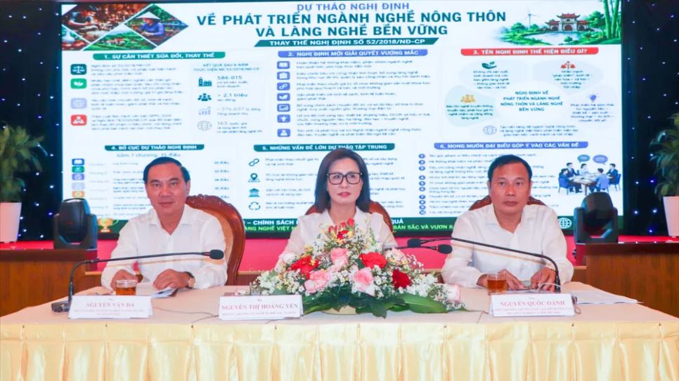 Bà Nguyễn Thị Hoàng Yến, ông Nguyễn Văn Đa, ông Nguyễn Quốc Oánh đồng chủ trì hội thảo