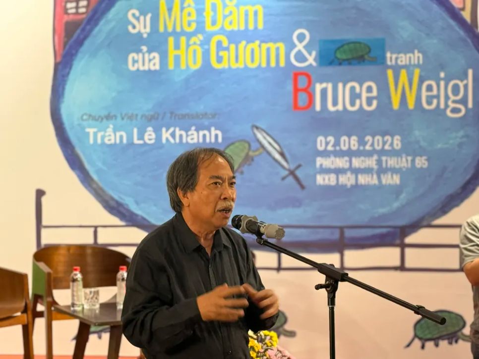 Nhà thơ Nguyễn Quang Thiều, Chủ tịch hội Nhà văn Việt Nam chia sẻ tại buổi ra mắt sách. Ảnh: HÀ GẤM