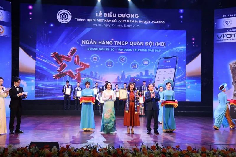 Phó Chủ tịch Quốc hội Nguyễn Thị Thanh trao giải thưởng cho bà Hà Thị Thuỳ Liên đại diện MB.