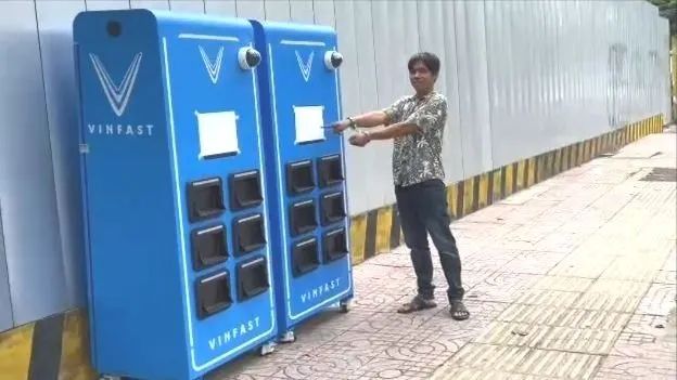 Nguyễn Công Nam thực hiện lại hành vi đập phá điểm đổi pin gần Công viên Gia Định Nguyễn Công Nam thực hiện lại hành vi đập phá điểm đổi pin gần Công viên Gia Định