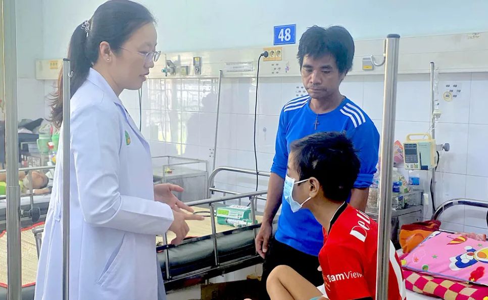 Bác sĩ thăm khám cho bệnh nhi R.C.K.