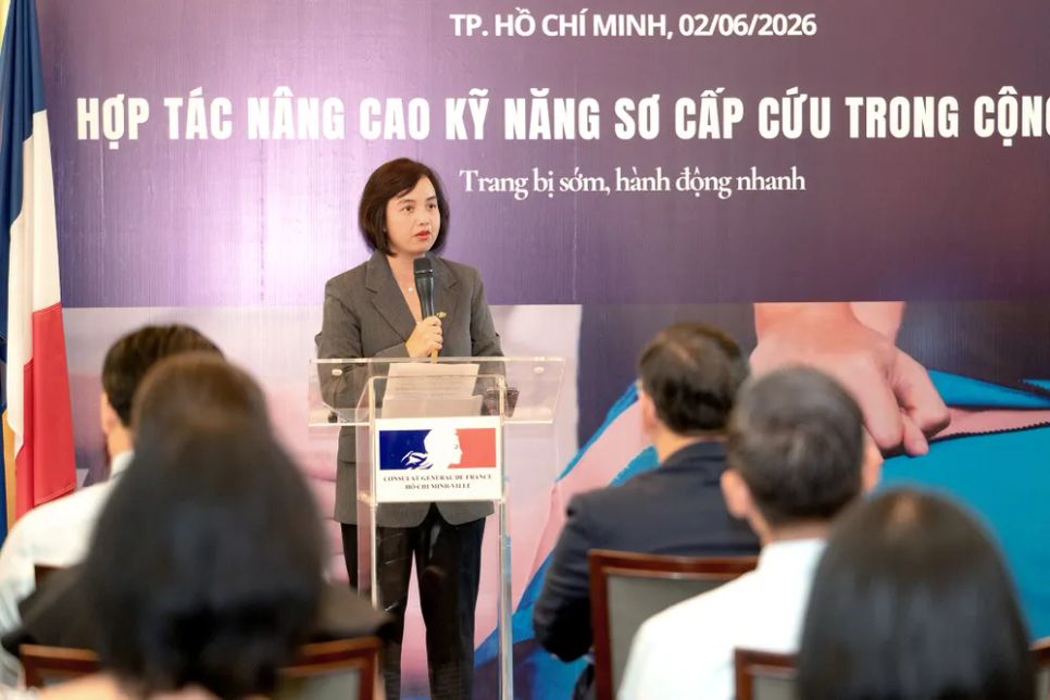 Bà Nguyễn Đỗ Quyên, Phó Tổng Giám đốc FPT Retail, kiêm Giám đốc Điều hành Hệ thống nhà thuốc và trung tâm tiêm chủng Long Châu chia sẻ tại buổi ký kết