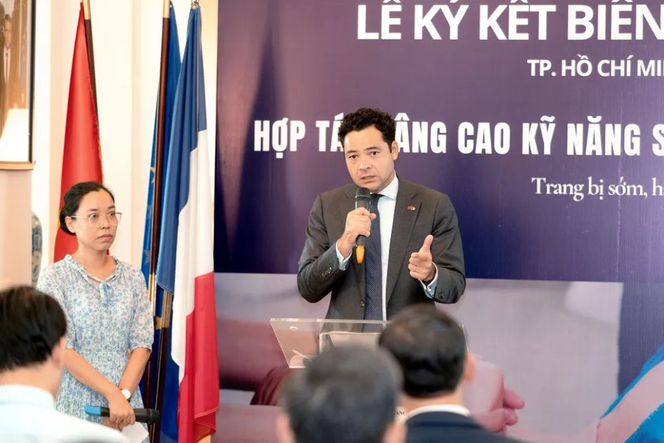 Ông Etienne Ranaivoson, Tổng Lãnh sự Pháp tại TPHCM phát biểu tại lễ ký kết
