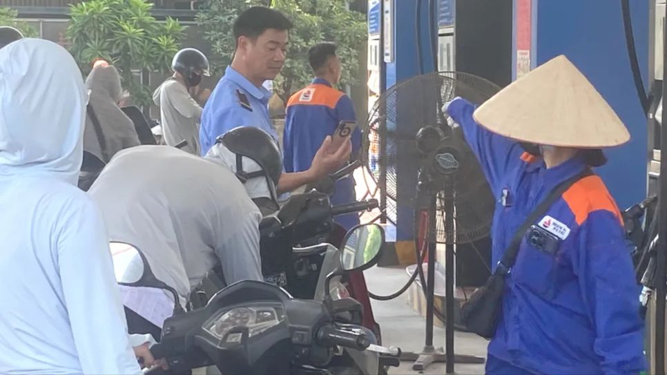 Người dân đổ xăng E10 tại một cửa hàng trên đường Lê Trọng Tấn (phường Dương Nội, TP Hà Nội). Ảnh: PHÚC HẬU