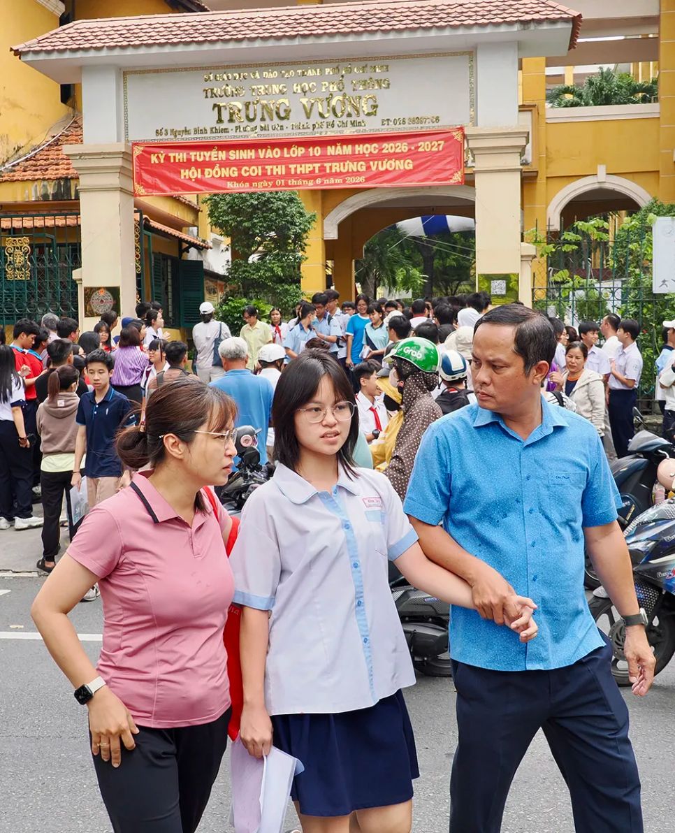 Phụ huynh nắm tay, động viên con sau khi hoàn thành môn thi tại điểm thi Trường THPT Trưng Vương, phường Sài Gòn, TPHCM. ẢNH: HOÀNG HÙNG