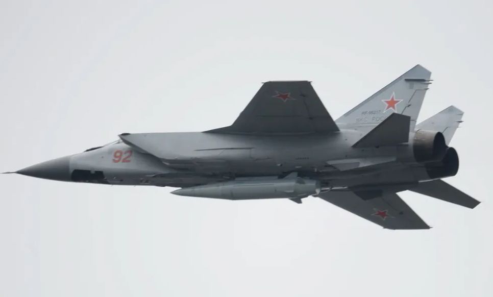 Một máy bay phản lực MiG-31 của Nga mang theo tên lửa siêu vượt âm Kinzhal. Ảnh: Sputnik