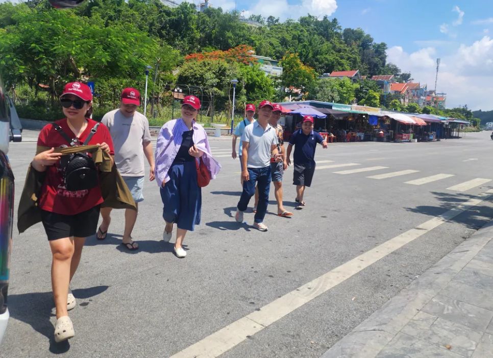 Du lịch trong nước đang bước vào mùa cao điểm. Ảnh THU HÀ Du lịch trong nước đang bước vào mùa cao điểm. Ảnh THU HÀ