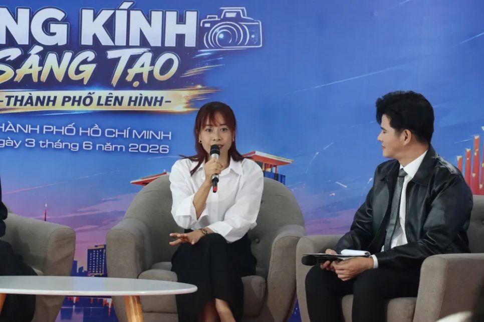 <i>Đạo diễn trẻ Lê Chi Na chia sẻ tại tọa đàm. Ảnh: V.HÀ</i>