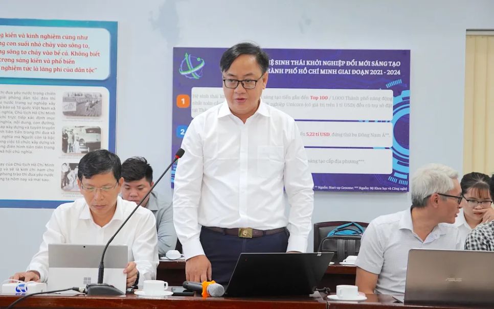 Đại diện phòng Kinh tế số và xã hội số, Sở KHCN TPHCM báo cáo tại hội nghị. ẢNH QUANG HUY