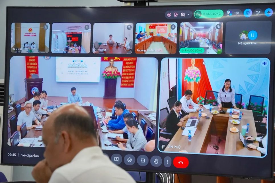Lãnh đạo các địa phương báo cáo qua các điểm cầu trực tuyến. ẢNH QUANG HUY