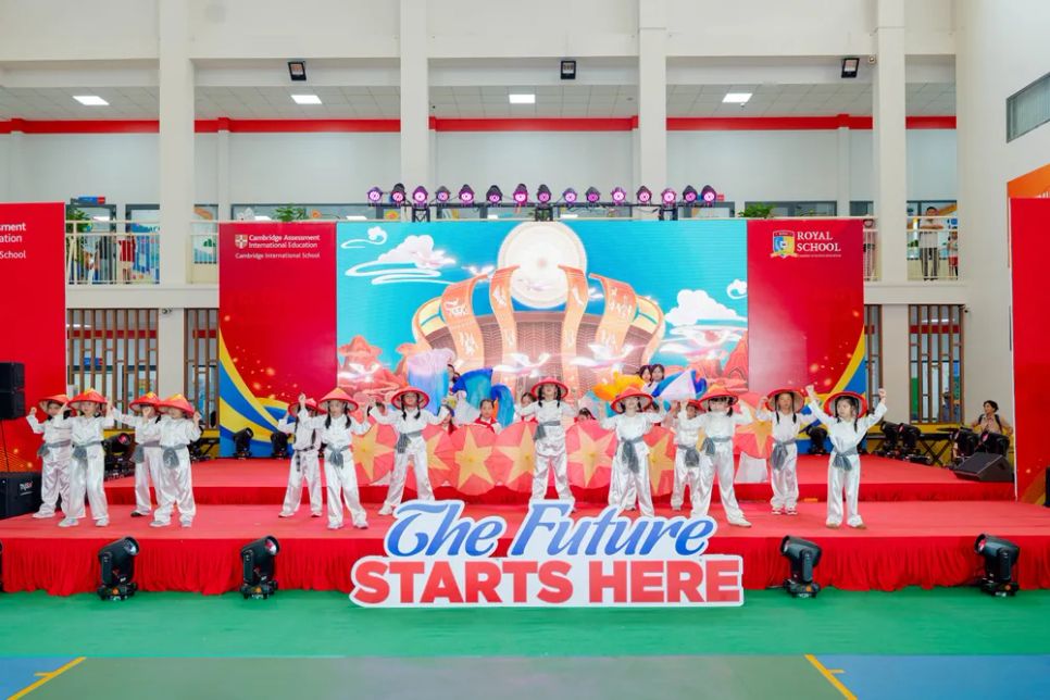 Các tiết mục được dàn dựng với câu chuyện văn hóa ấn tượng ở lễ tổng kết - tốt nghiệp Royal School Các tiết mục được dàn dựng với câu chuyện văn hóa ấn tượng ở lễ tổng kết - tốt nghiệp Royal School