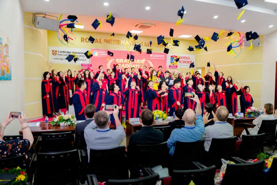 Từ nền tảng vững chắc, học sinh Royal School ngày càng phát triển và trưởng thành hơn trong môi trường giáo dục quốc tế Từ nền tảng vững chắc, học sinh Royal School ngày càng phát triển và trưởng thành hơn trong môi trường giáo dục quốc tế