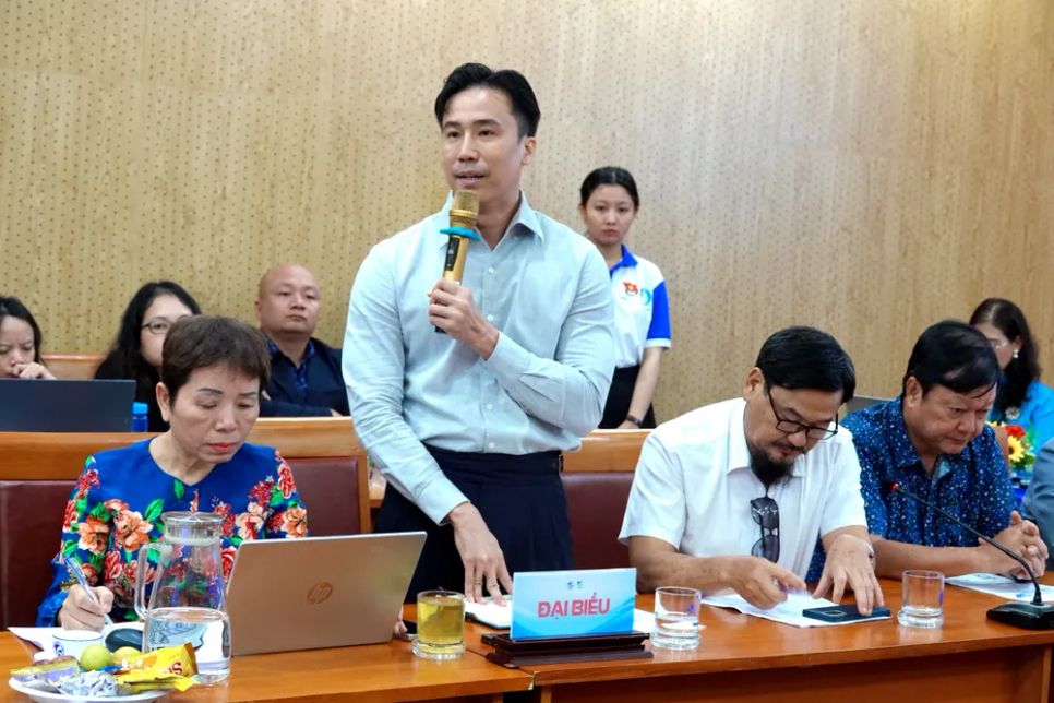 Đạo diễn Lê Việt, Giám đốc chiến lược Ủy ban Nghệ thuật châu Á tại Việt Nam, chia sẻ về kiến thức, năng lực cần có của đội ngũ quản lý nghệ thuật trong phát triển công nghiệp văn hóa. Ảnh: THÚY BÌNH