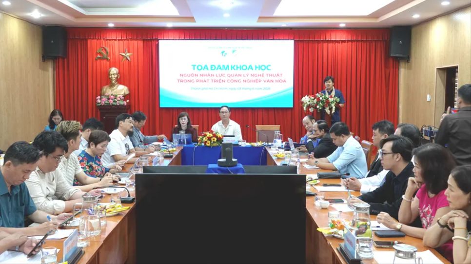 Tiến sĩ - NSƯT - đạo diễn Hoàng Duẩn báo cáo đề dẫn tọa đàm 