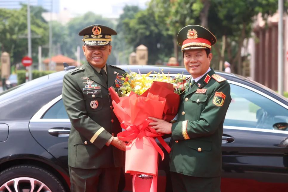 Đại tướng Nguyễn Tân Cương tặng hoa Đại tướng Romeo Brawner Junior tại lễ đón. Ảnh: TRẦN BÌNH Đại tướng Nguyễn Tân Cương tặng hoa Đại tướng Romeo Brawner Junior tại lễ đón. Ảnh: TRẦN BÌNH