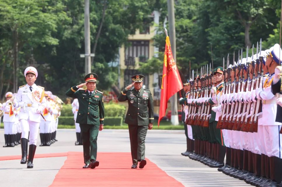Đại tướng Nguyễn Tân Cương và Đại tướng Romeo Brawner Junior duyệt đội danh dự Quân đội nhân dân Việt Nam tại lễ đón. Ảnh: TRẦN BÌNH Đại tướng Nguyễn Tân Cương và Đại tướng Romeo Brawner Junior duyệt đội danh dự Quân đội nhân dân Việt Nam tại lễ đón. Ảnh: TRẦN BÌNH