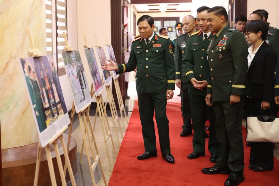 Đại tướng Nguyễn Tân Cương và Đại tướng Romeo Brawner Junior tham quan một số hình ảnh về hợp tác quốc phòng song phương tại trụ sở Bộ Quốc phòng. Ảnh: TRẦN BÌNH Đại tướng Nguyễn Tân Cương và Đại tướng Romeo Brawner Junior tham quan một số hình ảnh về hợp tác quốc phòng song phương tại trụ sở Bộ Quốc phòng. Ảnh: TRẦN BÌNH