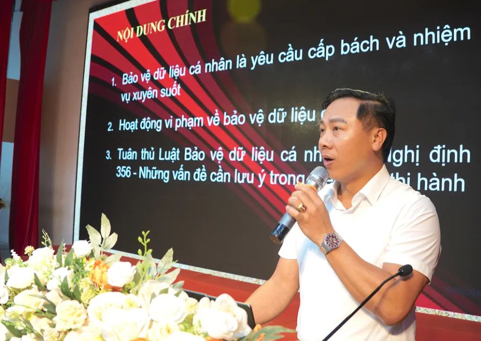 Thượng tá Nguyễn Đình Đỗ Thi, Phó Trưởng phòng 1, A05 trình bày chuyên đề tại hội nghị. ẢNH QUANG HUY