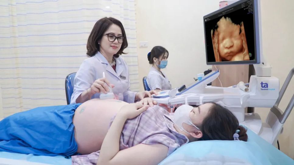 Bác sĩ Bệnh viện Tâm Anh đang siêu âm cho thai phụ