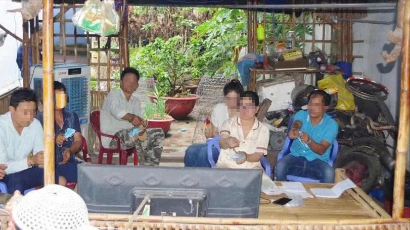 Các đối tượng tổ chức đánh bạc bằng hình thức đá gà qua mạng. Ảnh: CATN