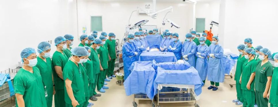 Các bác sĩ dành phút mặc niệm tri ân người hiến tạng