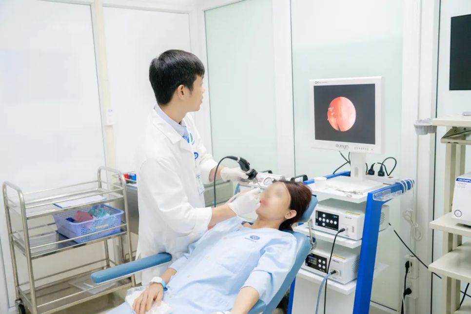 BS-CK2 Lê Nhật Vinh nội soi kiểm tra vết mổ cho người bệnh trước khi xuất viện Ảnh: BVCC